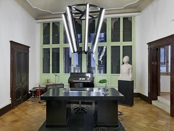 Ο Τόμας Τσιπ, ο καλλιτέχνης που έκανε τις εκθέσεις να μοιάζουν με παράξενα ψυχικά τοπία, πέθανε πρόωρα