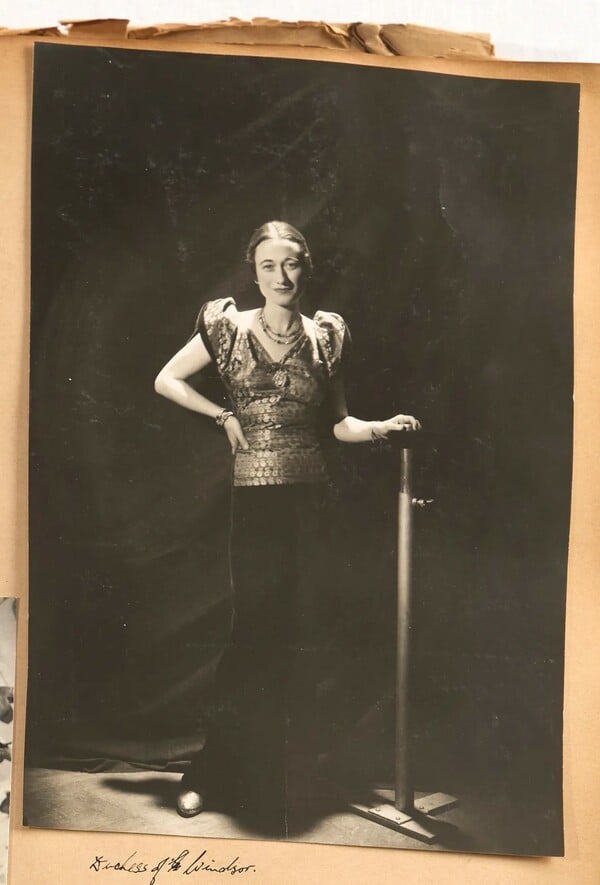 Ανάμεσα στο απόλυτο κακό και την αδιανόητη λάμψη: οι αδημοσίευτες φωτογραφίες της Λι Μίλερ και του Σέσιλ Μπίτον