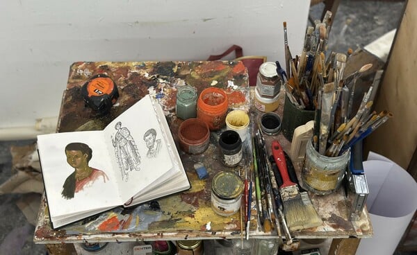 Οι μορφές του Ιωακείμ Κουμούση αιωρούνται μεταξύ του ιερού και του ανθρώπινου