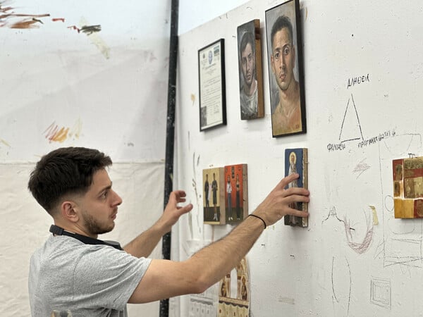 Οι μορφές του Ιωακείμ Κουμούση αιωρούνται μεταξύ του ιερού και του ανθρώπινου