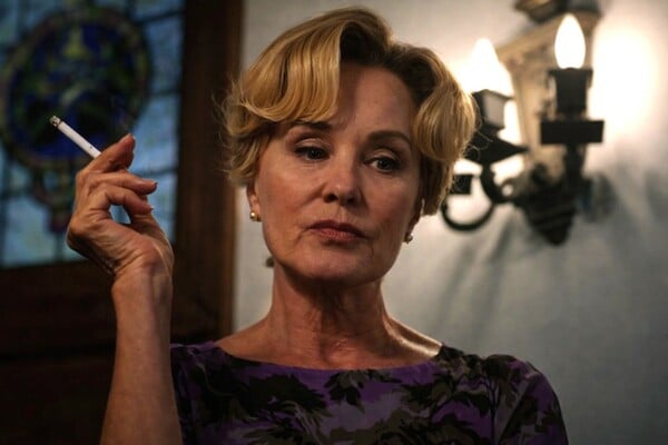 Η Jessica Lange γύρισε στο American Horror Story και το Murder House πλανάται ξανά από πάνω της