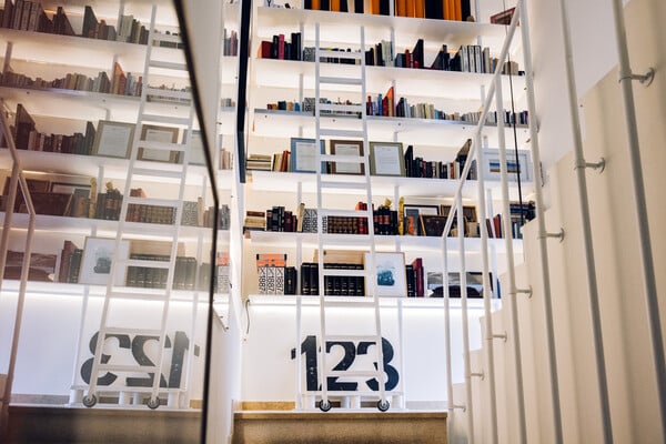 Αριάδνη Περράκη: «Το χαρτί είναι ένα ήσυχο προϊόν που έχει τη δυνατότητα να φιλοξενήσει τα πάντα»