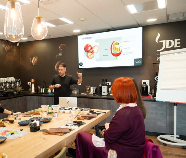 Στο Coffee Masters Campus της JDE Peet’s μαθαίνεις τον καφέ όπως (πρέπει να) είναι