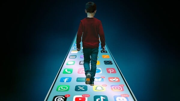 Απαγόρευση χρήσης social για ανήλικους κάτω των 15 ετών: Live η ενημέρωση