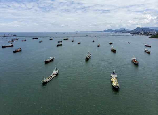 ΙΡΑΝ ΦΡΟΥΡΟΙ ΤΗΣ ΕΠΑΝΑΣΤΑΣΗΣ ΣΤΕΝΑ ΤΟΥ ΟΡΜΟΥΖ