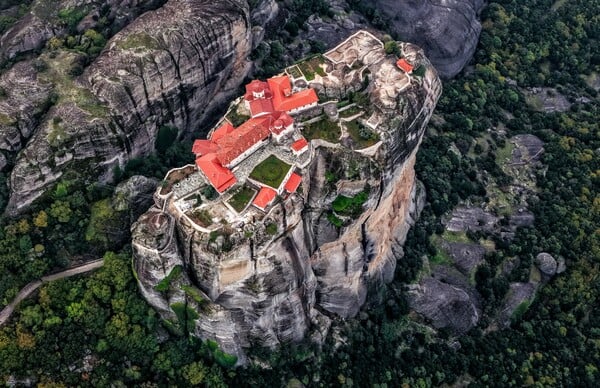 ΜΕΤΕΩΡΑ ΠΤΩΣΗ ΓΥΝΑΙΚΑΣ ΚΕΝΟ
