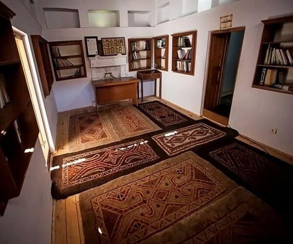 «Ακούστε, άνθρωποι!»: ο μυστικός ποιητής του Ιράν και η φωνή ενός πολιτισμού που απειλείται με αφανισμό από τον Τραμπ