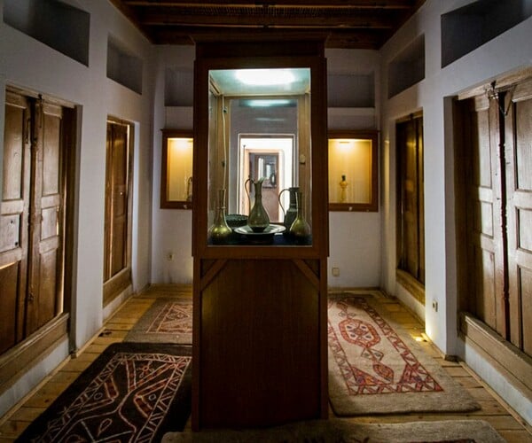 «Ακούστε, άνθρωποι!»: ο μυστικός ποιητής του Ιράν και η φωνή ενός πολιτισμού που απειλείται με αφανισμό από τον Τραμπ