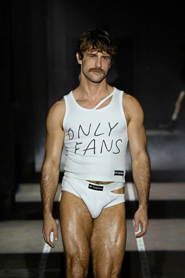 Μπορεί το OnlyFans να γίνει το νέο σωσίβιο της μόδας;