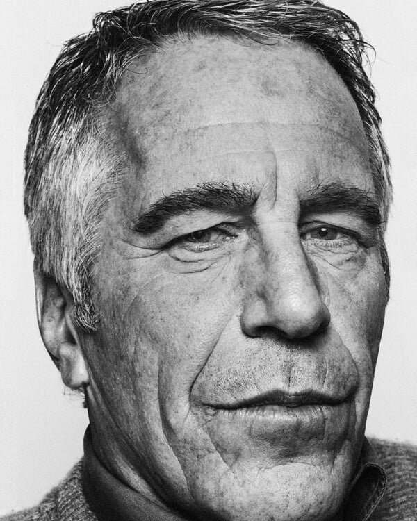 Τι βλέπει ένας φωτογράφος όταν κοιτάζει τόσο κοντά την εξουσία;