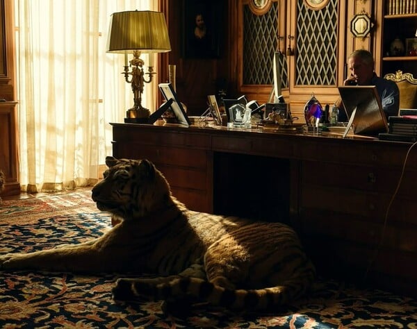 Τι βλέπει ένας φωτογράφος όταν κοιτάζει τόσο κοντά την εξουσία;