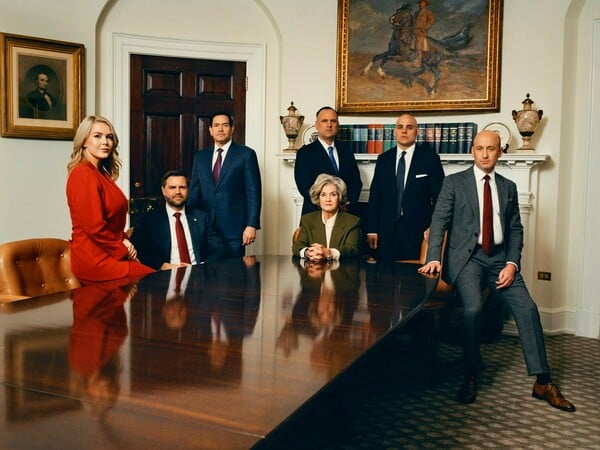 Τι βλέπει ένας φωτογράφος όταν κοιτάζει τόσο κοντά την εξουσία;