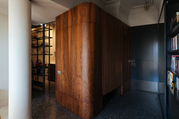 Ένα σπίτι που ανοίγει σαν σκηνή