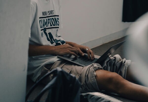 ΑΠΑΓΟΡΕΥΣΗ SOCIAL ΑΝΗΛΙΚΟΙ