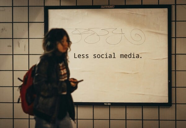 ΑΠΑΓΟΡΕΥΣΗ SOCIAL ΑΝΗΛΙΚΟΙ ΞΕΝΑ ΜΜΕ