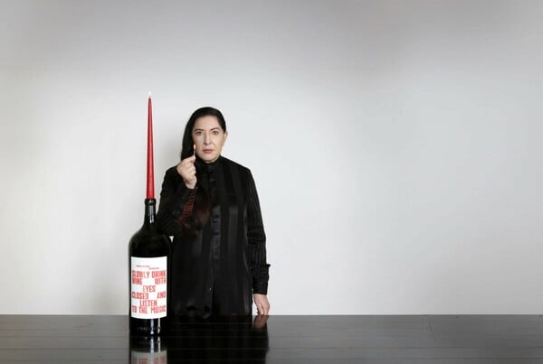 Η Μαρίνα Αμπράμοβιτς μετατρέπει μια φιάλη κρασιού σε περφόρμανς