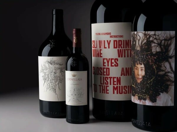 Η Μαρίνα Αμπράμοβιτς μετατρέπει μια φιάλη κρασιού σε περφόρμανς