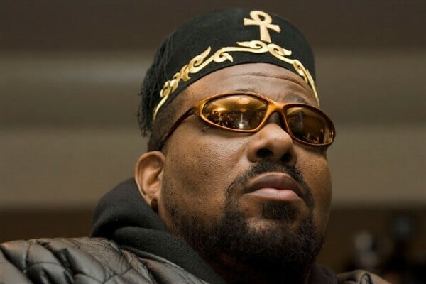 Πέθανε ο Αφρίκα Μπαμπάατα, από τις πιο καθοριστικές και πιο αμφιλεγόμενες μορφές της πρώιμης hip-hop