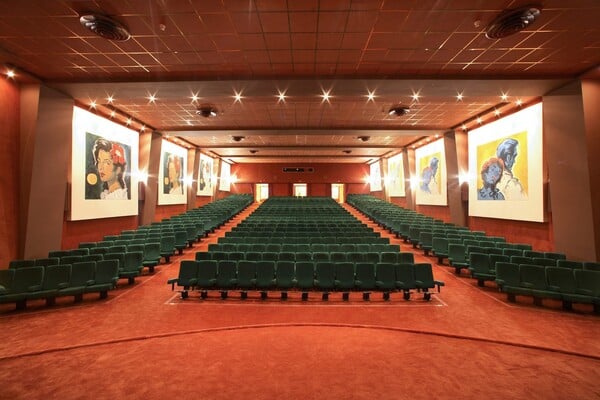 Θέλει κανείς πραγματικά να ανοίξουν πάλι, ως είχαν, το Αττικόν και το Απόλλων;