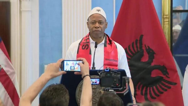 ΕΡΙΚ ΑΝΤΑΜΣ ΑΛΒΑΝΙΑ ΔΗΜΑΡΧΟΣ 