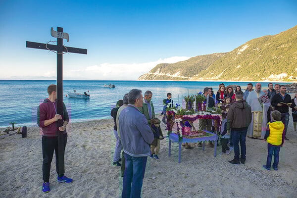 Δεν είναι μόνο το ψήσιμο του αρνιού: Πέντε έθιμα που ίσως δεν ξέρατε για την Κυριακή του Πάσχα