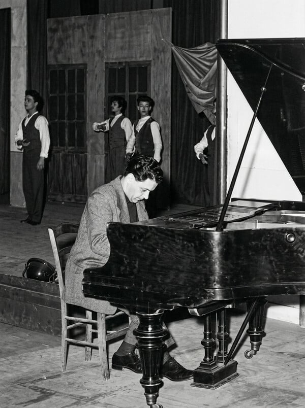 Μάνος Χατζιδάκις: Ποιο είναι το πρώτο και ποιο το σπανιότερο άλμπουμ του;