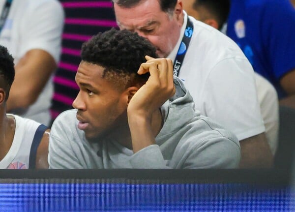 ΓΙΑΝΝΗΣ ΑΝΤΕΤΟΚΟΥΝΜΠΟ ΜΙΛΓΟΥΟΚΙ ΜΠΑΚΣ