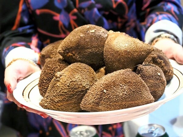 Ντερμπιγιές και μπουστιά, τα αποσυνάγωγα του πασχαλινού τραπεζιού