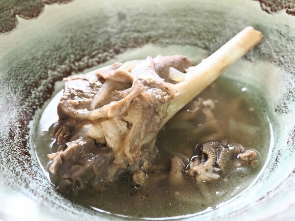 Ντερμπιγιές και μπουστιά, τα αποσυνάγωγα του πασχαλινού τραπεζιού