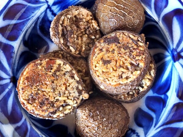 Ντερμπιγιές και μπουστιά, τα αποσυνάγωγα του πασχαλινού τραπεζιού