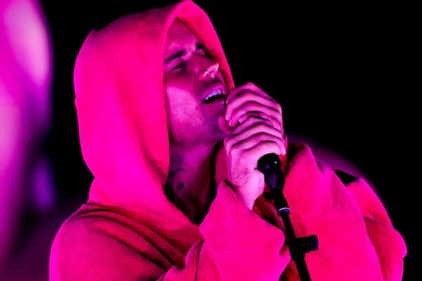 Στο Coachella η Σαμπρίνα ανέβηκε για να γίνει μύθος και ο Μπίμπερ για να μείνει μόνος με το όνομά του