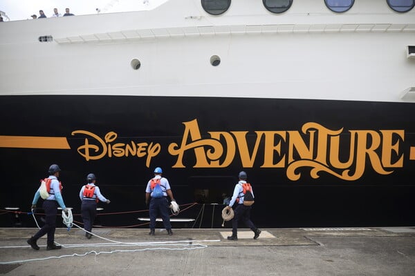 DISNEY ΑΠΟΛΥΣΕΙΣ