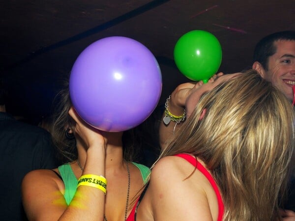 Γαλλία: «Έπρεπε να ζητήσω βοήθεια» - Όλο και περισσότεροι νέοι κάνουν κατάχρηση του αερίου του γέλιου