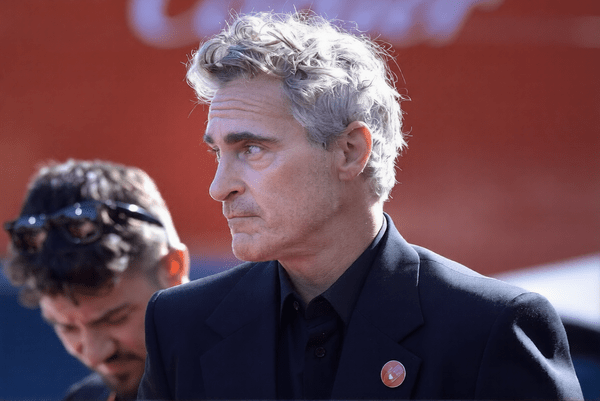 Ο Γιώργος Λάνθιμος και ο Χοακίν Φίνιξ ανάμεσα στους 1.000 καλλιτέχνες που αντιδρούν στη συγχώνευση Paramount–Warner