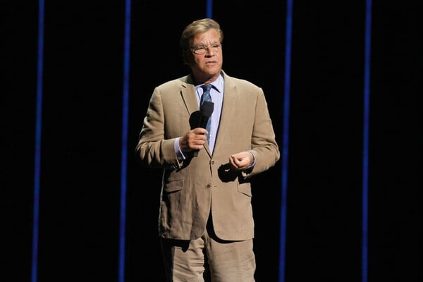 Ο Τζέρεμι Στρονγκ γίνεται Μαρκ Ζάκερμπεργκ στο πρώτο τρέιλερ του νέου φιλμ του Άαρον Σόρκιν