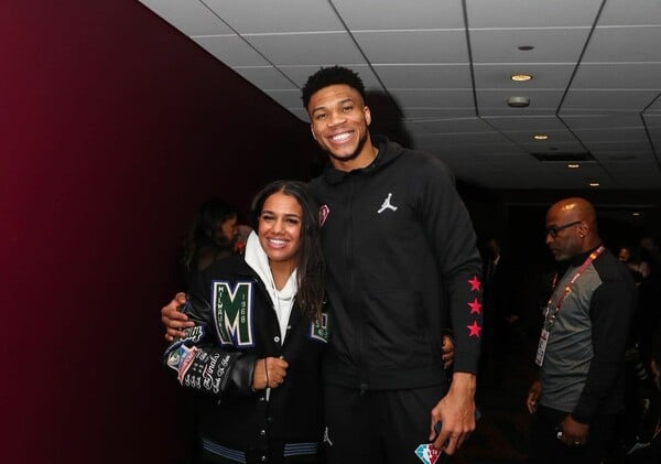 ΓΙΑΝΝΗΣ ΑΝΤΕΤΟΚΟΥΝΜΠΟ ΣΥΖΥΓΟΣ