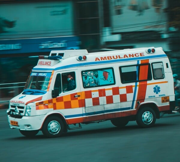 ΙΝΔΙΑ ΕΚΡΗΞΗ ΝΕΚΡΟΙ ΤΡΑΥΜΑΤΙΕΣ