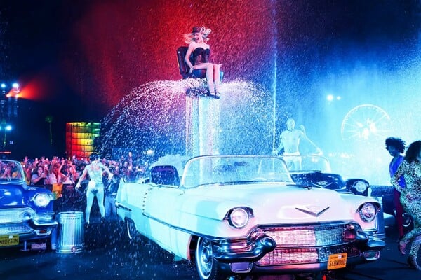 Στο Coachella η Σαμπρίνα ανέβηκε για να γίνει μύθος και ο Μπίμπερ για να μείνει μόνος με το όνομά του