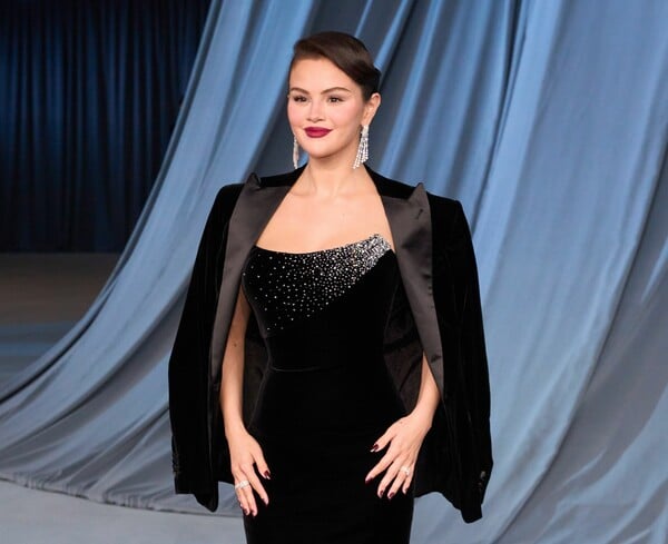 Σελένα Γκόμεζ: Ο λόγος που «γέμισε» το Instagram με φωτογραφίες της Ντέμι Λοβάτο