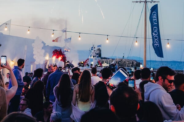 Πάσχα στην Πάρο με την Grey Goose: Το κυκλαδίτικο γλέντι στο γραφικό λιμανάκι της Νάουσας