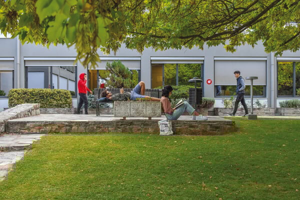 Το Εκπαιδευτικό Ίδρυμα Αττική Παράδοση δίνει τρεις υποτροφίες για σπουδές στο μεταναστευτικό ζήτημα