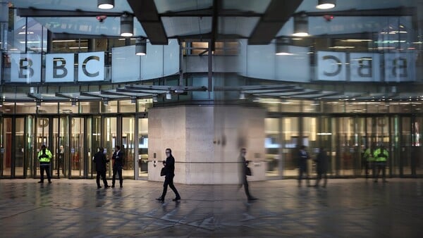 BBC: Προχωρά σε 2.000 απολύσεις