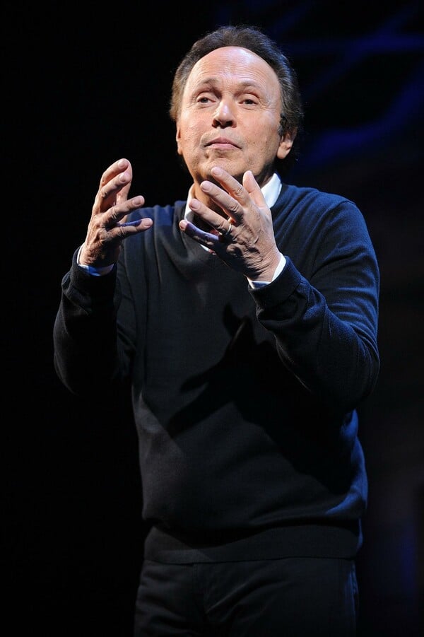 Το σπίτι που χάθηκε στις φωτιές γίνεται η νέα παράσταση του Μπίλι Κρίσταλ