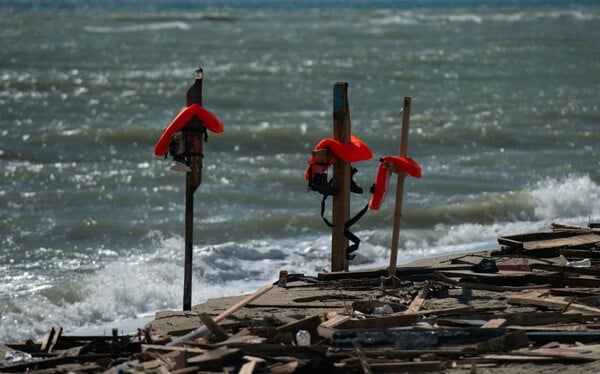 ΜΕΤΑΝΑΣΤΕΣ ΒΥΘΙΣΗ ΣΚΑΦΟΣ