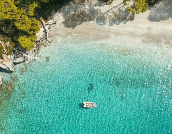 Τα δύο ελληνικά νησιά που ξεχωρίζει διεθνές blog για τα κρυστάλλινα νερά και την αυθεντικότητά τους