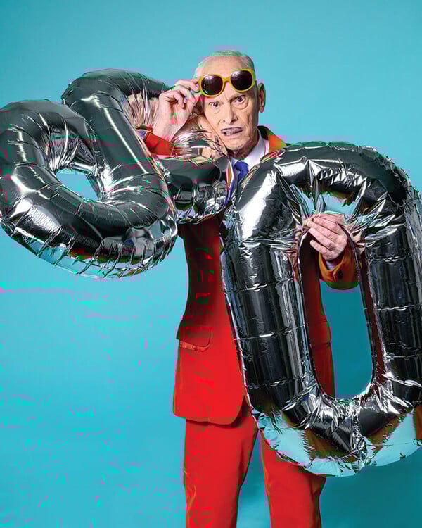 Στα 80 του, ο Τζον Γουότερς δεν γίνεται αξιοσέβαστος. Γίνεται πιο αδιόρθωτος