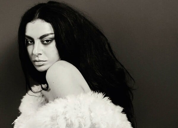 Μετά το Brat, η Τσάρλι XCX ψάχνει ξανά τον κίνδυνο