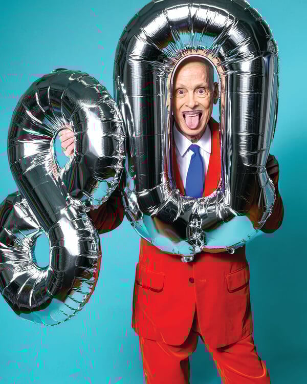 Στα 80 του, ο Τζον Γουότερς δεν γίνεται αξιοσέβαστος. Γίνεται πιο αδιόρθωτος