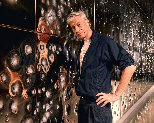 Σιωπή, αμαρτία και θέαμα: τι ακριβώς κάνει τώρα ο Μαουρίτσιο Κατελάν