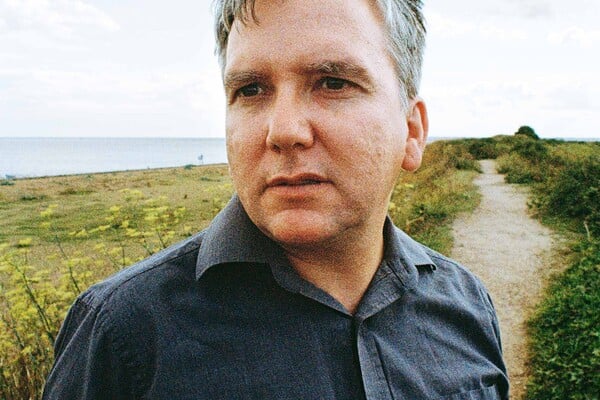 Μήπως σου λείπει το μέλλον; Ο Μαρκ Φίσερ επιστρέφει μέσα από νέο ντοκιμαντέρ